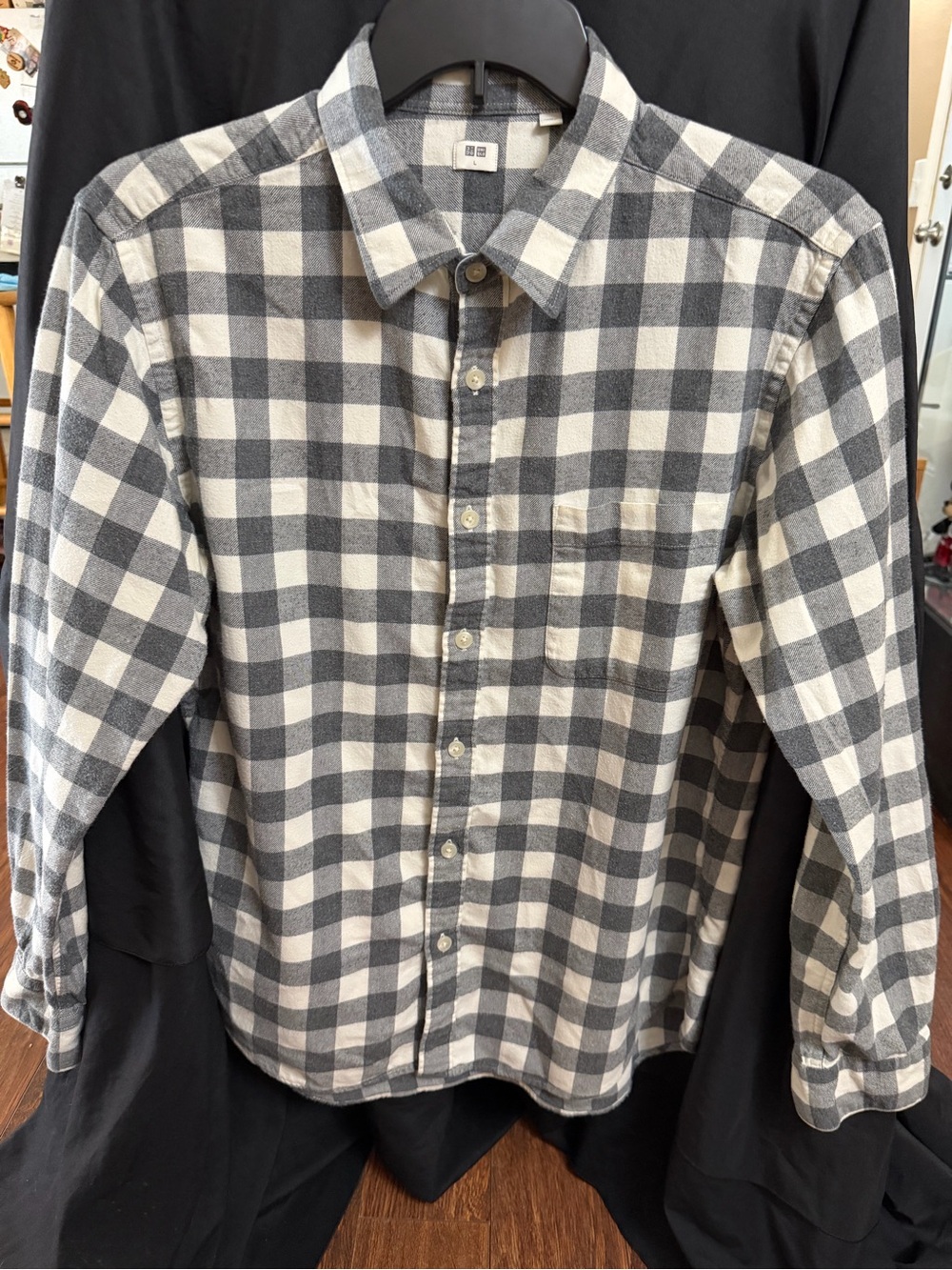 Uniqlo Men’s Gray and White Check Button-Down Shirt
